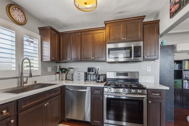 1600 W 80th Street, Los Angeles, CA 90047 — photo 3 of 25