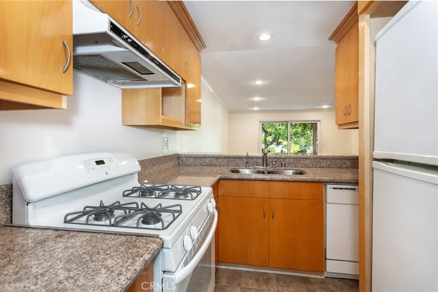 7101 Farralone Avenue 141, Canoga Park, CA 91303 — photo 11 of 31