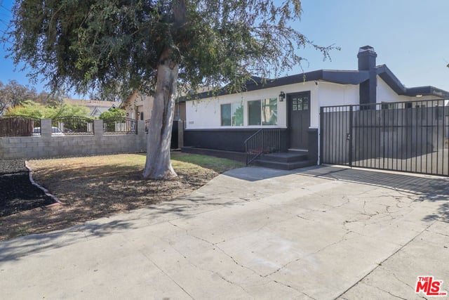 11125 S Osage Avenue, Inglewood, CA 90304 — photo 2 of 32