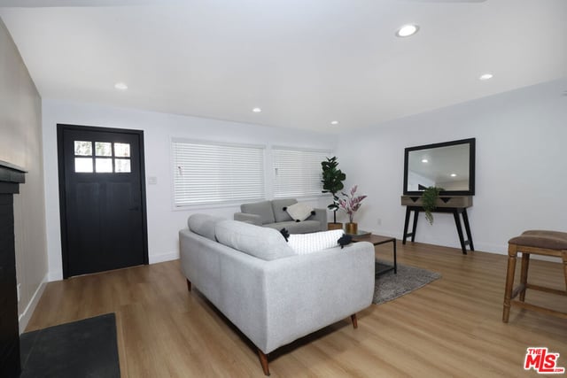 11125 S Osage Avenue, Inglewood, CA 90304 — photo 4 of 32