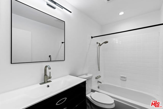 5320 Zelzah Avenue 214, Encino, CA 91316 — photo 11 of 14