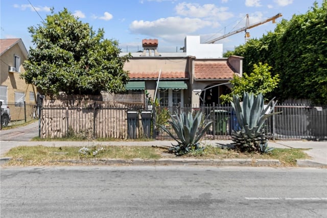 1154 N Wilton, Los Angeles, CA 90038 — photo 2 of 33