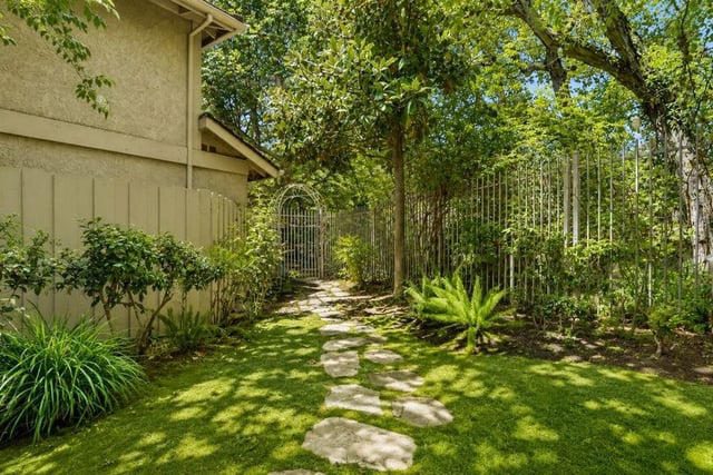16201 Meadowcrest Road, Sherman Oaks, CA 91403 — photo 69 of 73