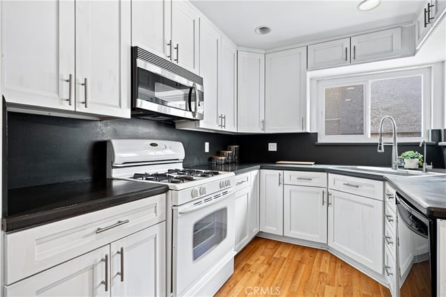 4675 Willis Avenue 105, Sherman Oaks, CA 91403 — photo 13 of 34