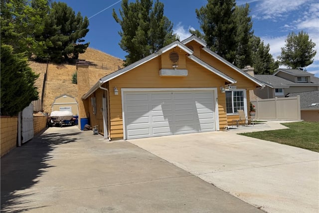 28243 Royal, Castaic, CA 91384 — photo 2 of 26