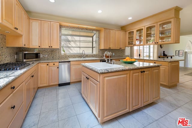 3827 Berry Drive, Studio City, CA 91604 — photo 12 of 34