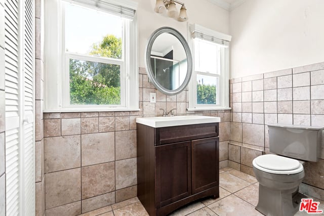 570 S Van Ness Avenue, Los Angeles, CA 90020 — photo 17 of 34