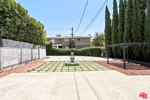 570 S Van Ness Avenue, Los Angeles, CA 90020 — photo 32 of 34