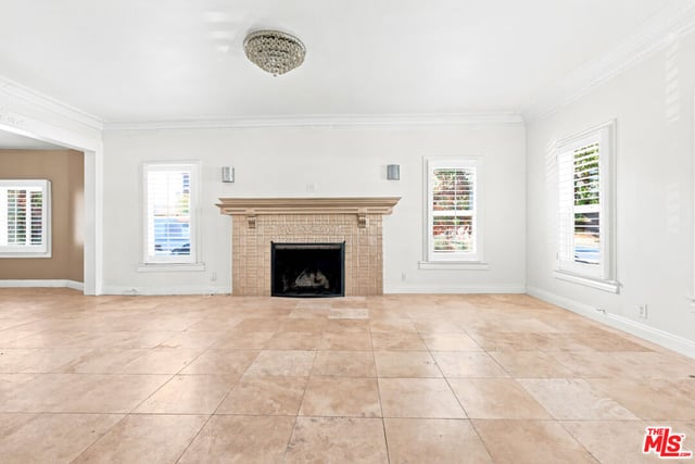 570 S Van Ness Avenue, Los Angeles, CA 90020 — photo 5 of 34