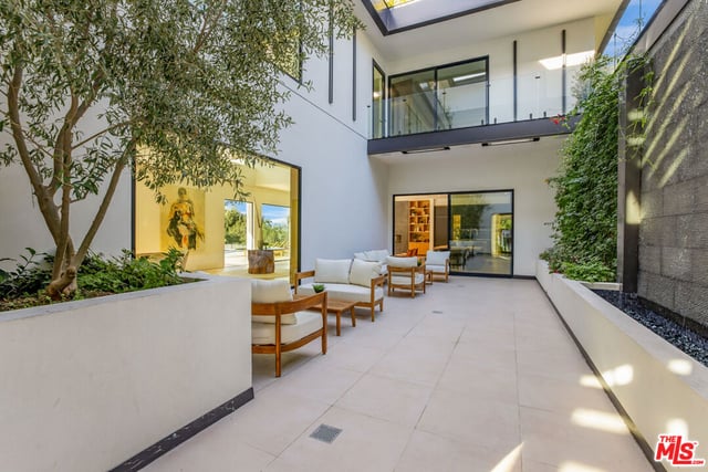 3802 Hollyline Avenue, Los Angeles, CA 91423 — photo 5 of 25