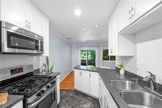 4252 fair Avenue 22, Studio City, CA 91602 — photo 4 of 32