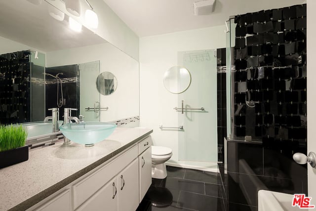 7270 Hillside Avenue 204, Los Angeles, CA 90046 — photo 8 of 14