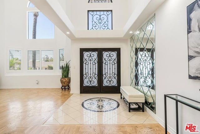 18248 Rosita Street, Los Angeles, CA 91356 — photo 3 of 35