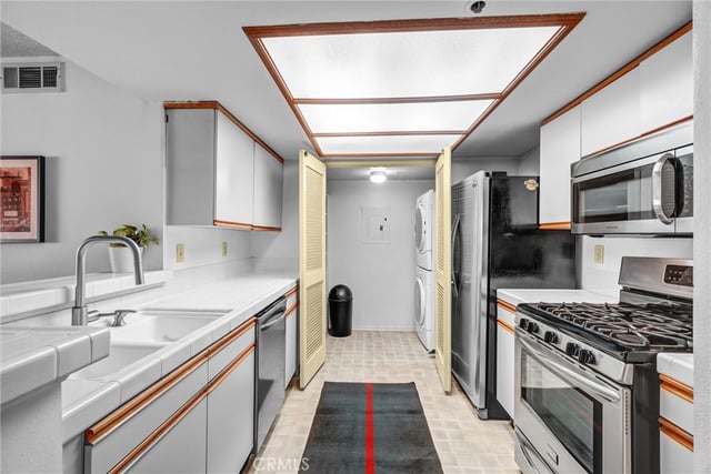 35 Linden Ave Unit 304, Long Beach, CA 90802 — photo 17 of 39
