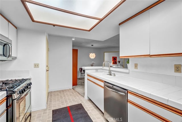 35 Linden Ave Unit 304, Long Beach, CA 90802 — photo 21 of 39