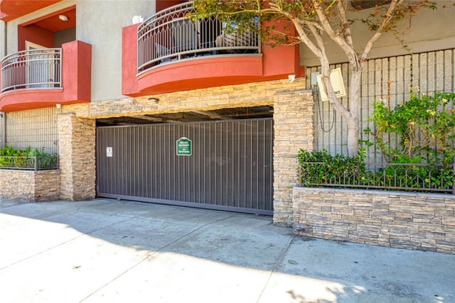 11124 Burbank Boulevard 101, North Hollywood, CA 91601 — photo 3 of 37