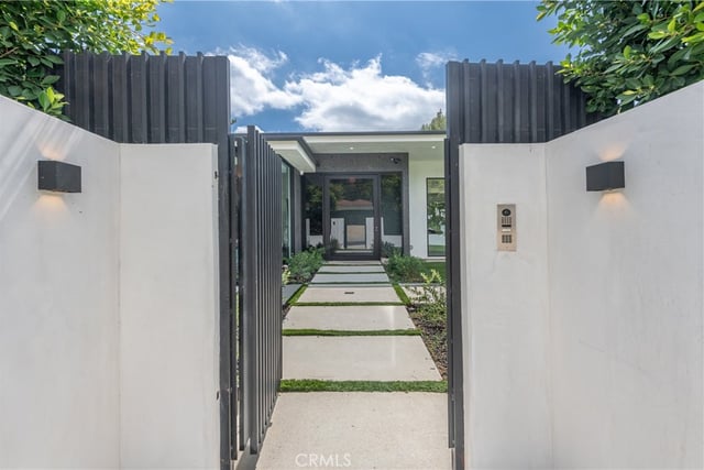 17977 Medley Drive, Encino, CA 91316 — photo 5 of 51