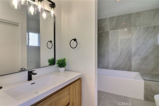 2015 W 42nd Place, Los Angeles, CA 90062 — photo 11 of 23
