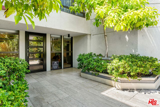 851 N Kings Road 102, West Hollywood, CA 90069 — photo 26 of 27