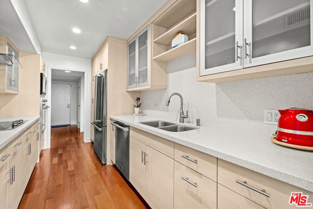 851 N Kings Road 102, West Hollywood, CA 90069 — photo 8 of 27