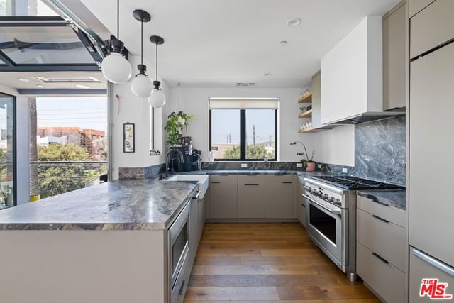 2414 Penmar Avenue, Venice, CA 90291 — photo 17 of 32