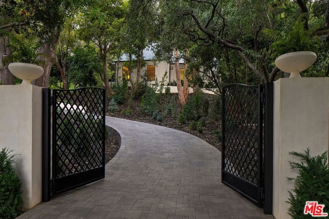 943 Moraga Drive, Los Angeles, CA 90049 — photo 26 of 49