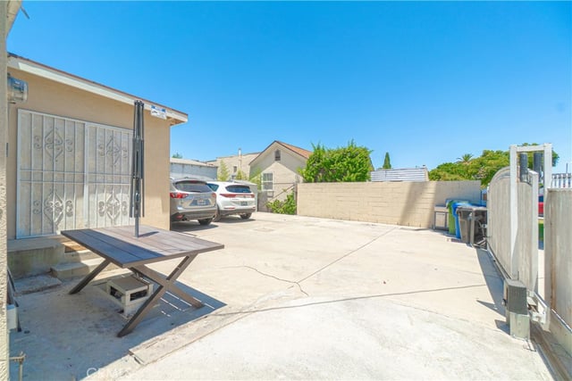 201 W 103rd, Los Angeles, CA 90003 — photo 10 of 34