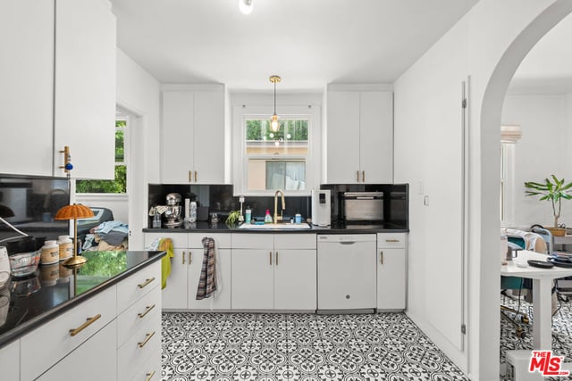 915 S Wooster Street, Los Angeles, CA 90035 — photo 12 of 35