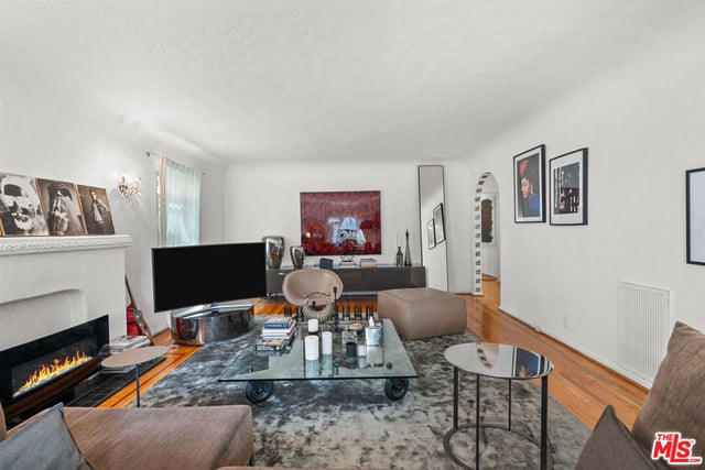 915 S Wooster Street, Los Angeles, CA 90035 — photo 9 of 35