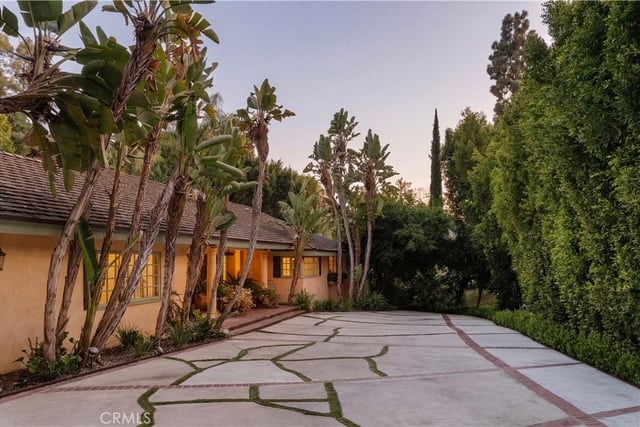 1138 Coldwater Canyon Drive, Beverly Hills, CA 90210 — photo 2 of 34