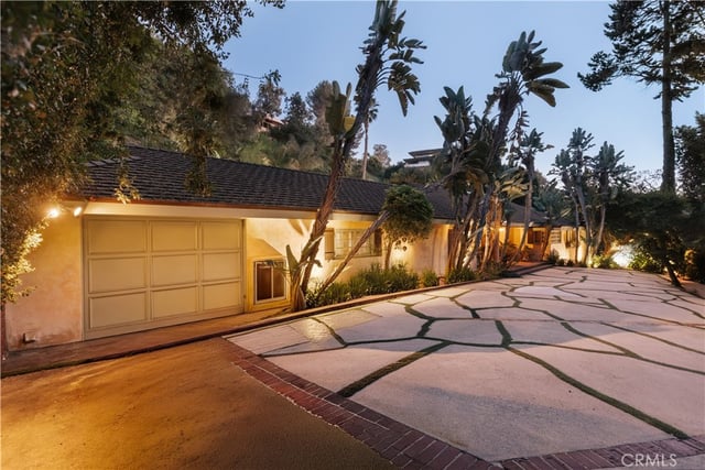 1138 Coldwater Canyon Drive, Beverly Hills, CA 90210 — photo 31 of 34