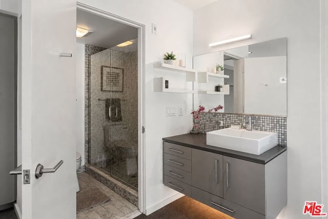 7062 Hawthorn Avenue 203, Los Angeles, CA 90028 — photo 14 of 24