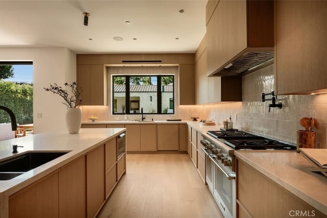 10433 Valley Spring Lane, Toluca Lake, CA 91602 — photo 11 of 69