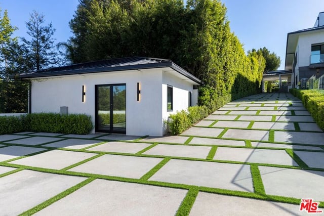 499 Halvern Drive, Los Angeles, CA 90049 — photo 27 of 34