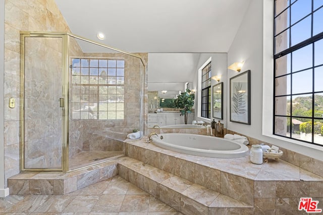 8000 Oceanus Drive, Los Angeles, CA 90046 — photo 16 of 27