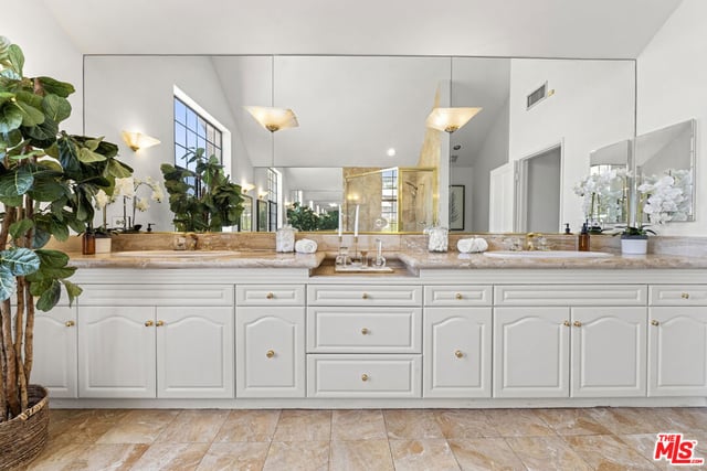 8000 Oceanus Drive, Los Angeles, CA 90046 — photo 17 of 27
