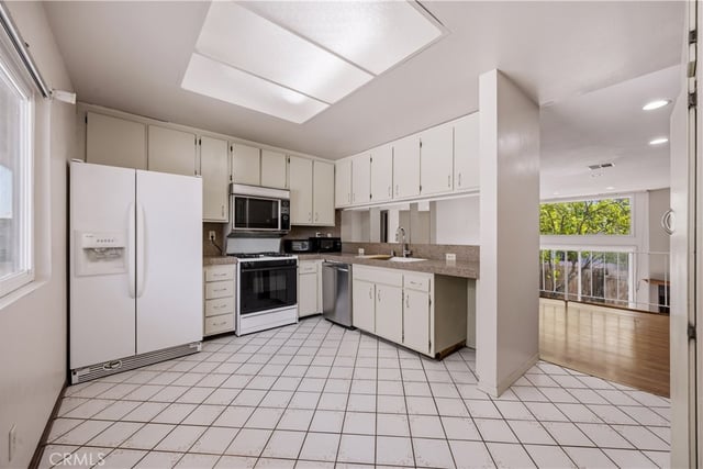 17943 Magnolia Boulevard 16, Encino, CA 91316 — photo 19 of 43