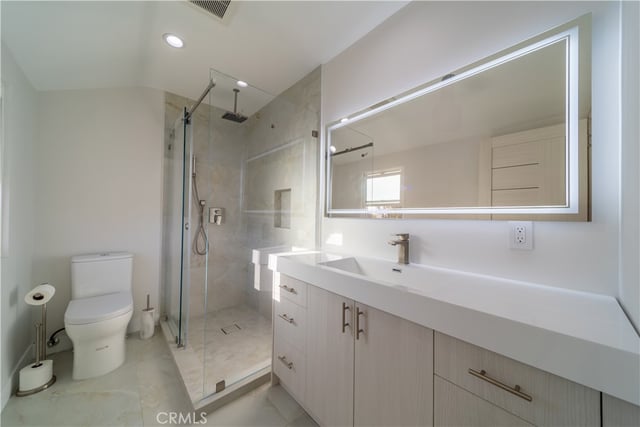 902 E WALNUT Avenue, Burbank, CA 91501 — photo 13 of 33