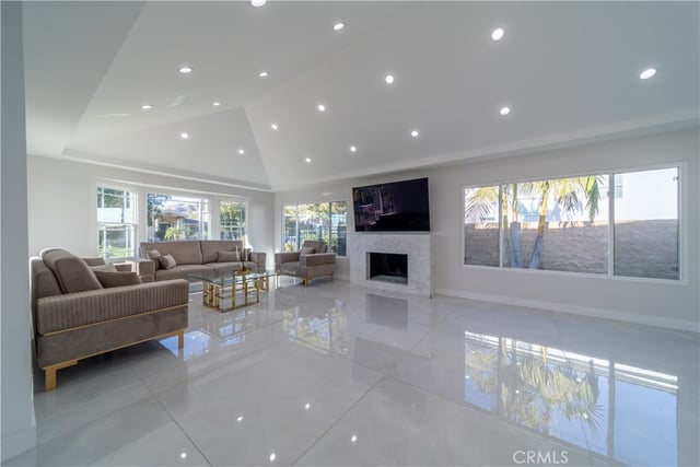 902 E WALNUT Avenue, Burbank, CA 91501 — photo 2 of 33