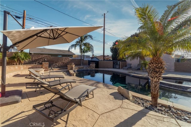 902 E WALNUT Avenue, Burbank, CA 91501 — photo 22 of 33