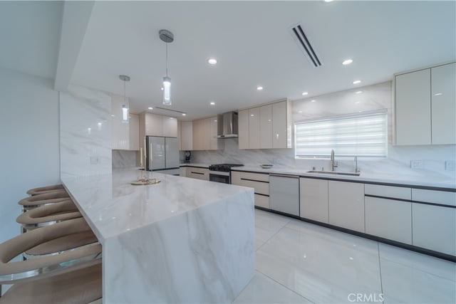 902 E WALNUT Avenue, Burbank, CA 91501 — photo 4 of 33