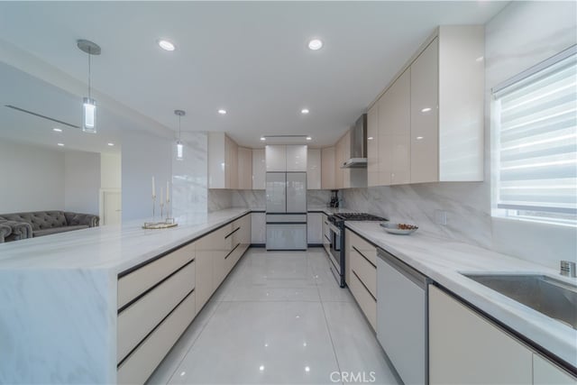 902 E WALNUT Avenue, Burbank, CA 91501 — photo 5 of 33