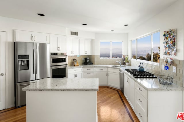 7265 Caverna Drive, Los Angeles, CA 90068 — photo 11 of 33
