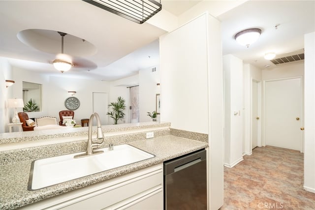 640 W 4th 315, Long Beach, CA 90802 — photo 5 of 25