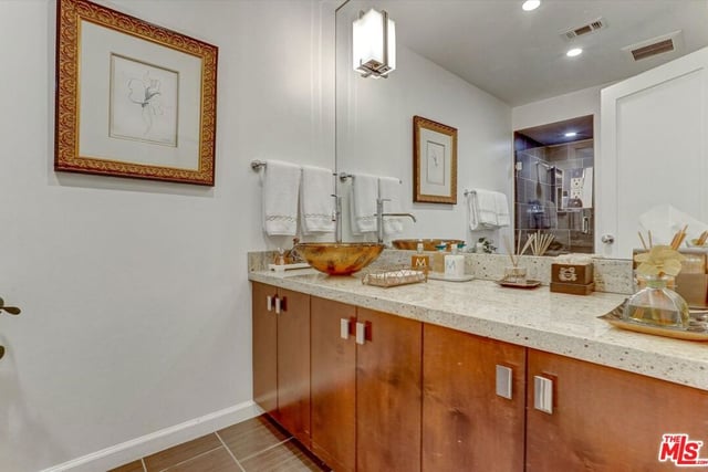 148 S Crescent Drive 101, Beverly Hills, CA 90212 — photo 22 of 48