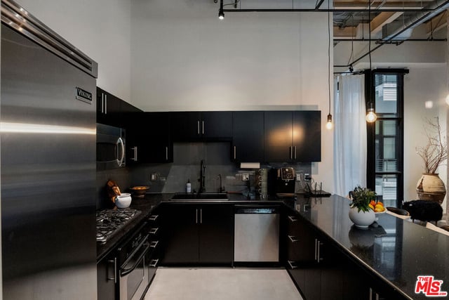 330 W 11th Street 104, Los Angeles, CA 90015 — photo 15 of 54