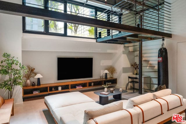 330 W 11th Street 104, Los Angeles, CA 90015 — photo 7 of 54