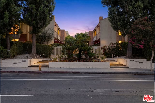 5215 White Oak Avenue 2, Los Angeles, CA 91316 — photo 3 of 33