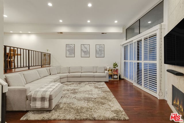 5215 White Oak Avenue 2, Los Angeles, CA 91316 — photo 5 of 33