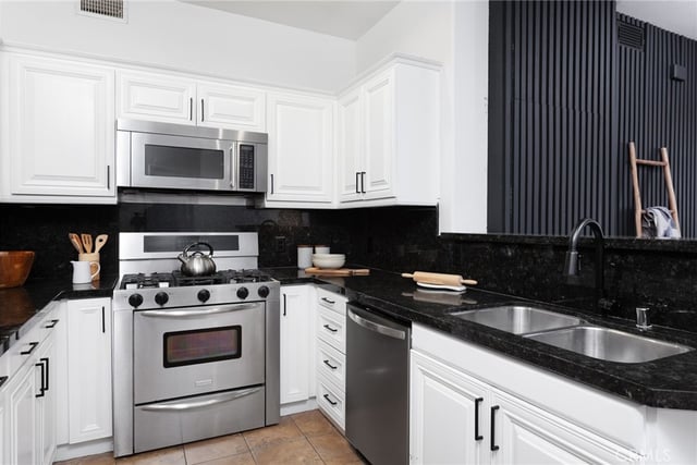 3750 Santa Rosalia Drive 207, Los Angeles, CA 90008 — photo 4 of 33